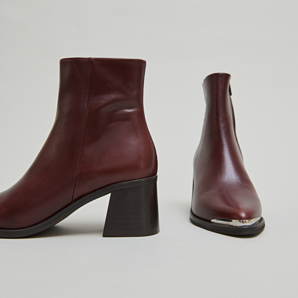Bottines &agrave; talon et embout dor&eacute; in brown leather | DELO