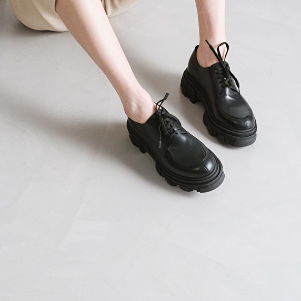 Richelieu with toothed platform in black leather | DEMER