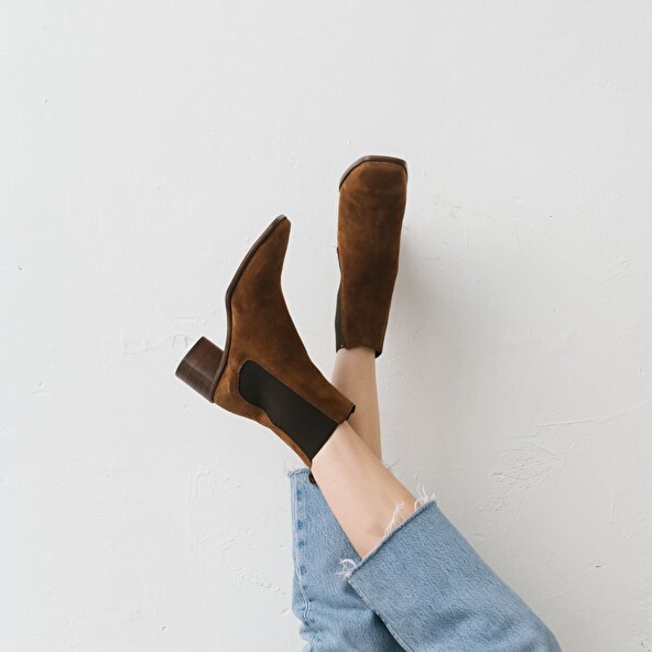 Heeled boots in cognac suede | BERGAMOTE