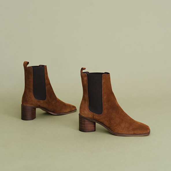 Heeled boots in cognac suede | BERGAMOTE