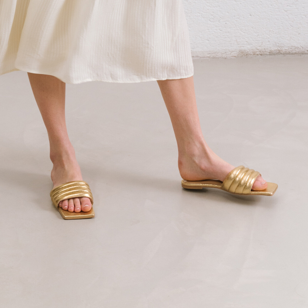 Square-toe mules in gold cracked leather | DEGATI