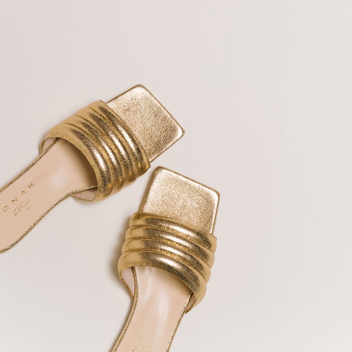 Square-toe mules in gold cracked leather | DEGATI