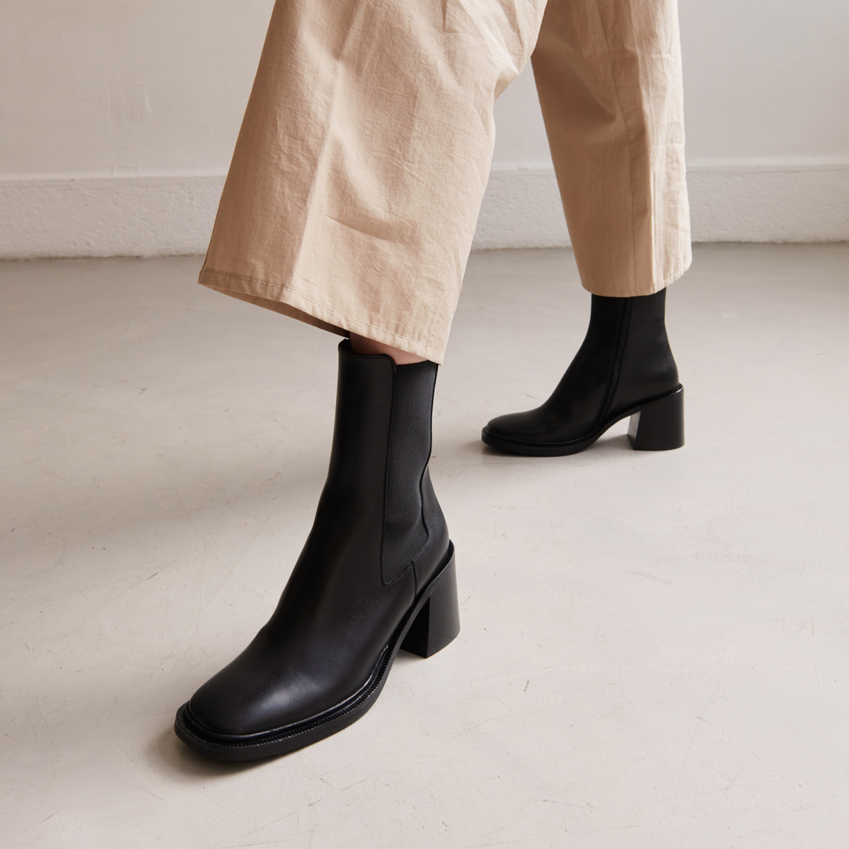 High boots with thin buckle in black leather | DANUBE