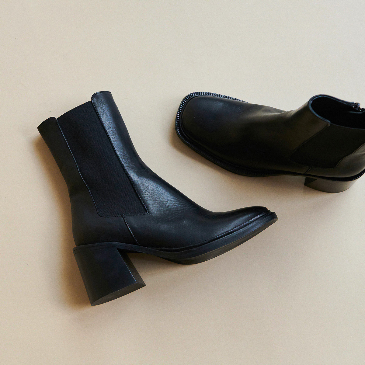 High boots with thin buckle in black leather | DANUBE