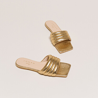Square-toe mules in gold cracked leather | degati