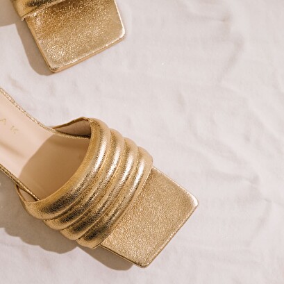 Square-toe mules in gold cracked leather | degati