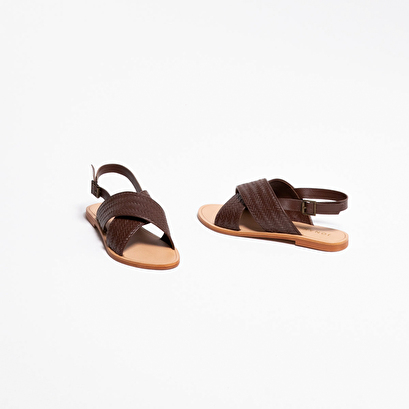 Flat sandals with broad straps brown