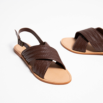 Flat sandals with broad straps brown