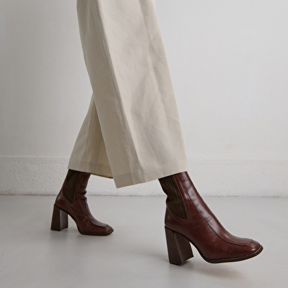 Heeled boots in brown leather | vanti