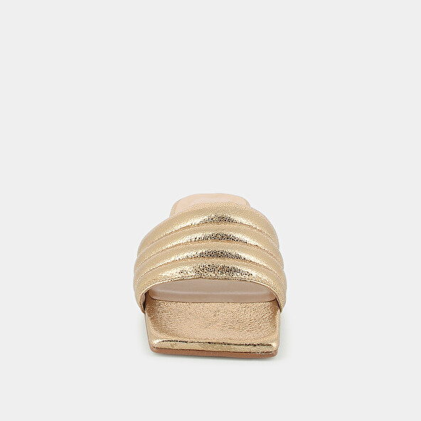 Square-toe mules in gold cracked leather | DEGATI
