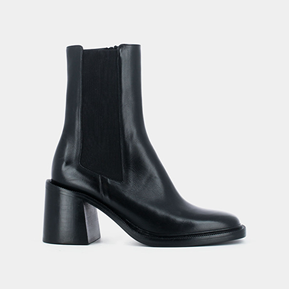High boots with thin buckle in black leather | DANUBE