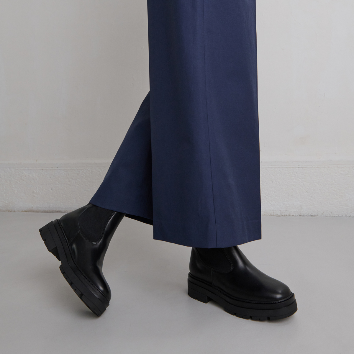 Platform lowboots in black leather | PICUS