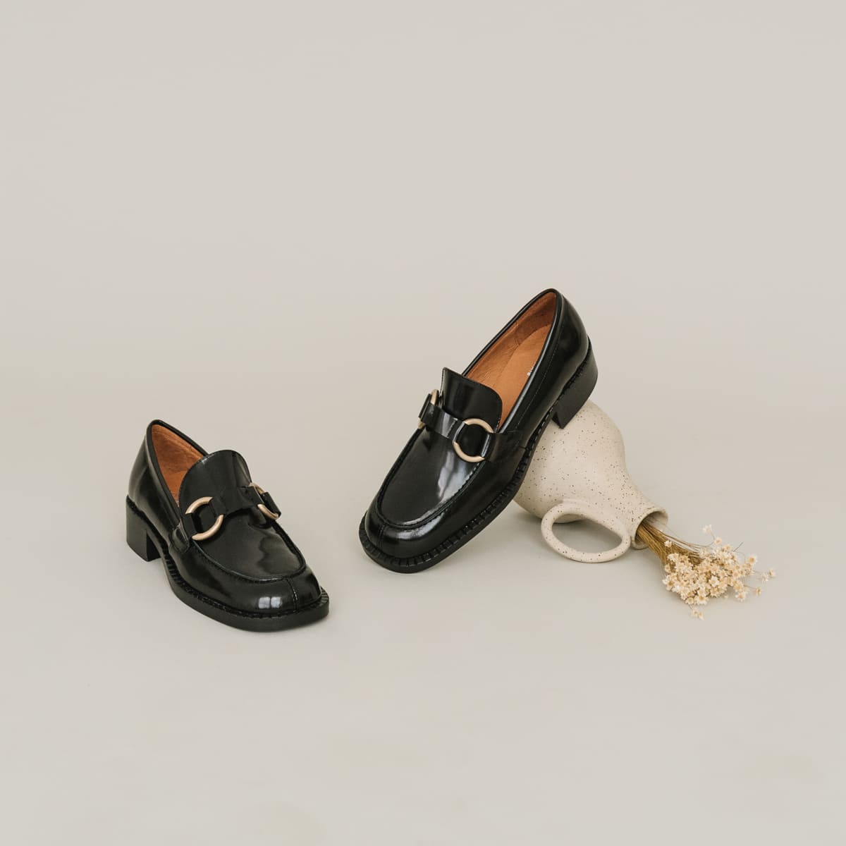 Loafers with buckles in black leather | BELINDA