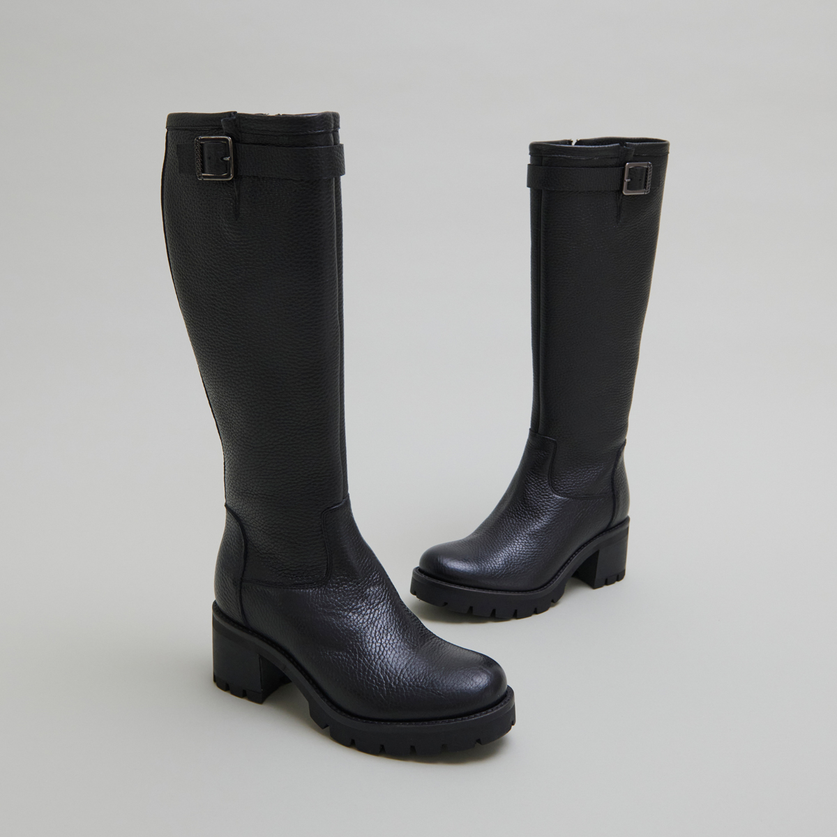 Bottes à semelles crantées et boucles in black grained leather | MIDAS