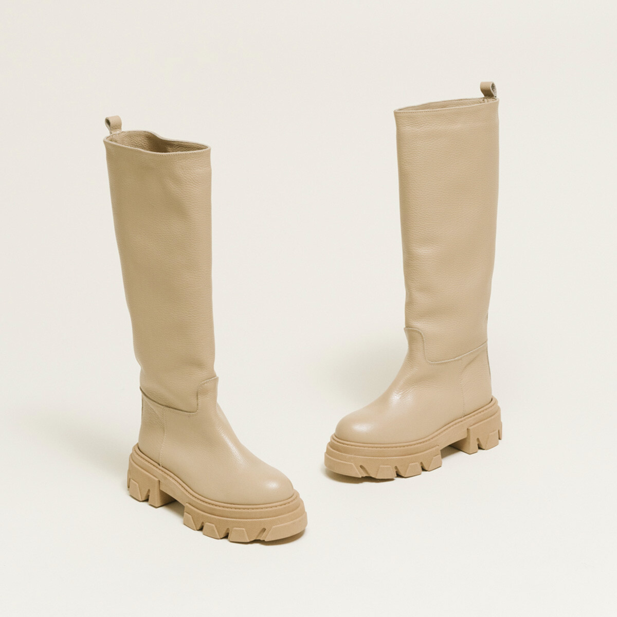 Boots with notched soles in beige grained leather | ROCKET