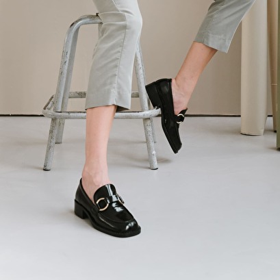 Loafers with buckles black