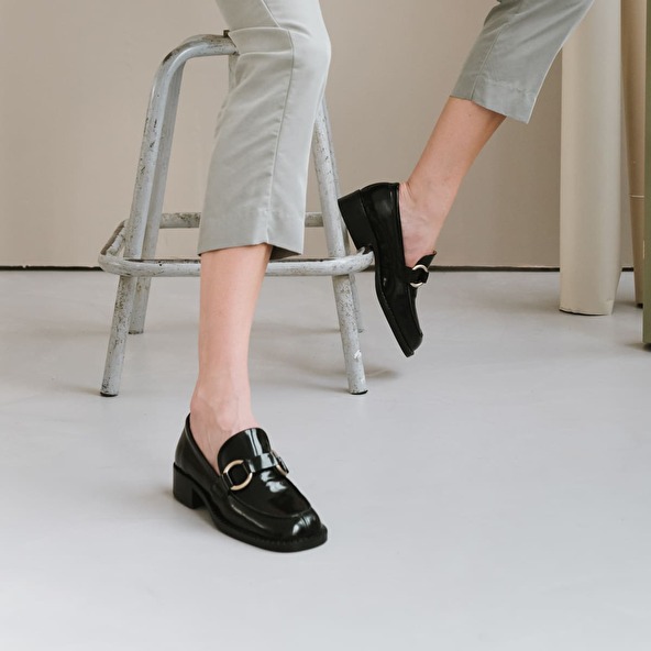 Loafers with buckles in black leather | BELINDA