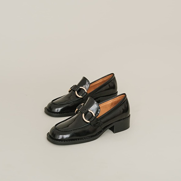 Loafers with buckles in black leather | BELINDA