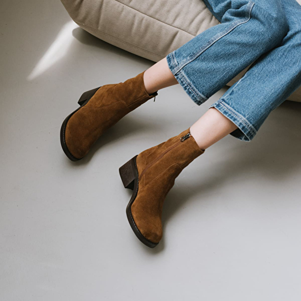 Heeled boots in cognac suede | BORABORA