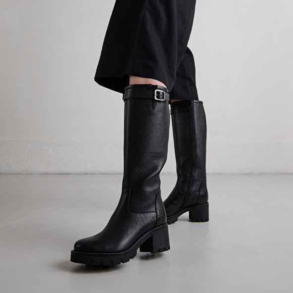 Bottes à semelles crantées et boucles in black grained leather | MIDAS
