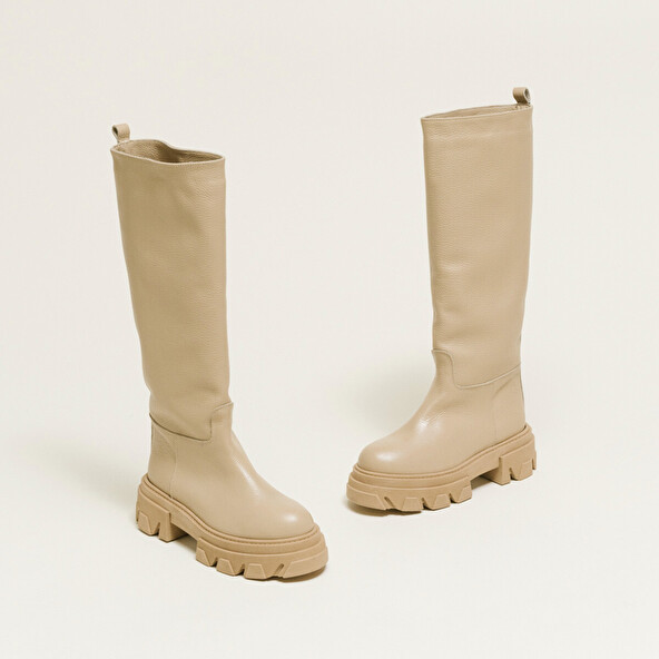 Boots with notched soles in beige grained leather | ROCKET