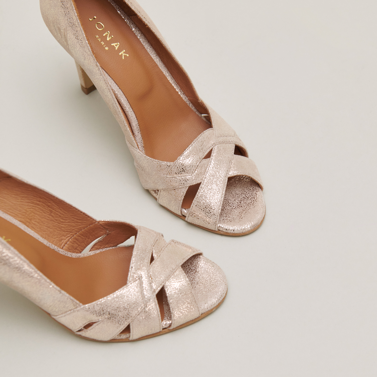 Open heels with crossed straps in laminated platinum velvet | DALBY