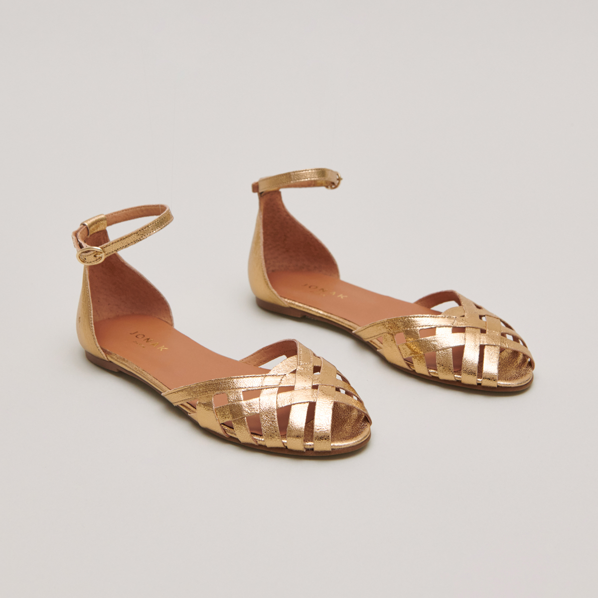 Sandals with flat heel in gold leather | DOO