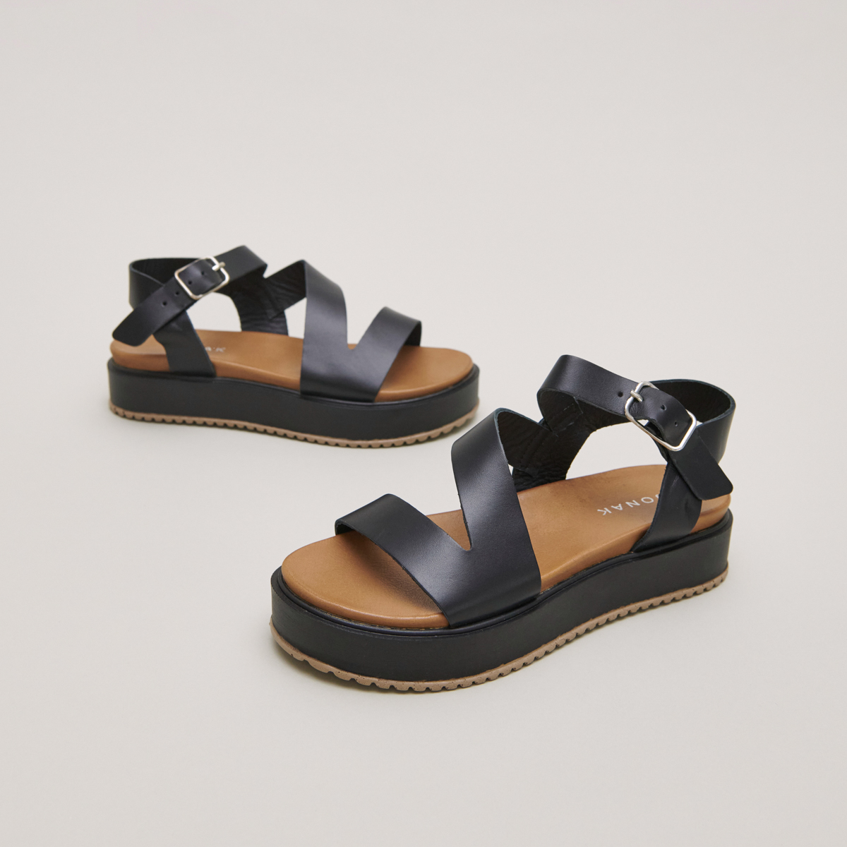 Platform sandals with straps in black leather | ISAURE