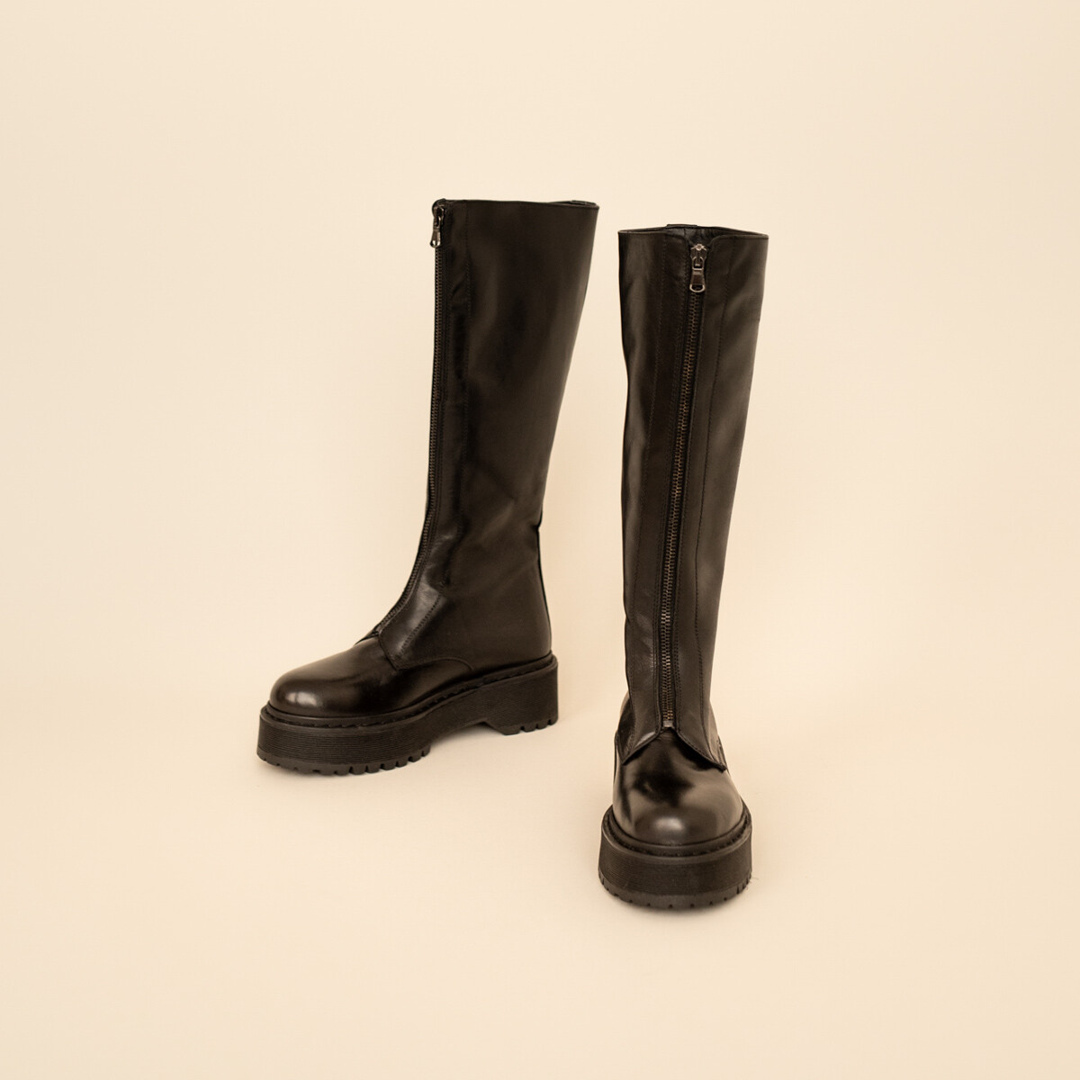 Lowboots with platform and zip closure in black leather | RALPH