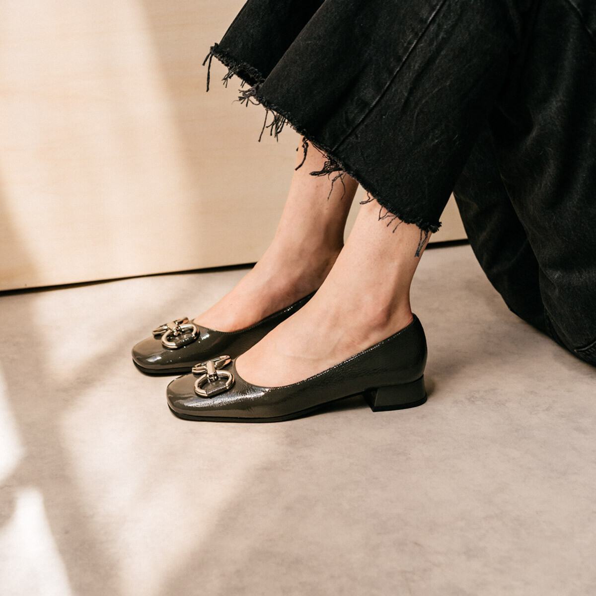 Ballerinas with heel and silver buckles in pleated anthracite patent leather | DOSTON