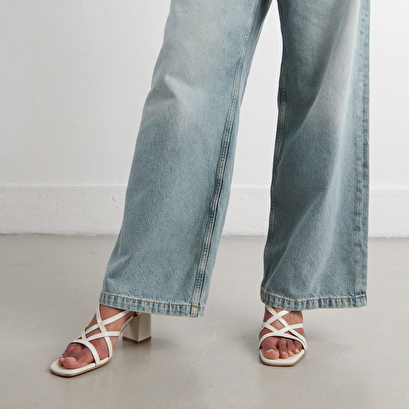 Square toe flanged heeled sandals ecru