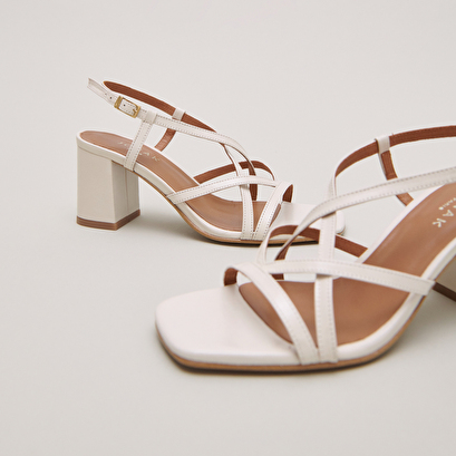 Square toe flanged heeled sandals ecru