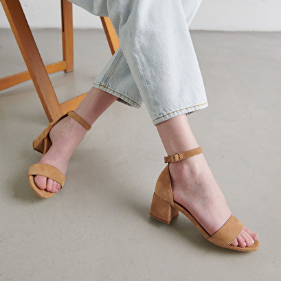 Sandals with square heel in camel suede | verdi