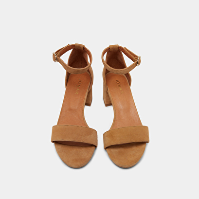 Sandals with square heel in camel suede | verdi