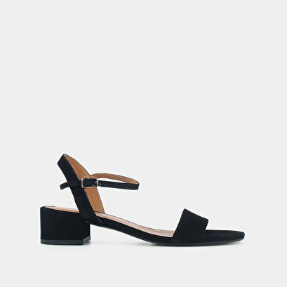 Sandals with square heel in black suede | via
