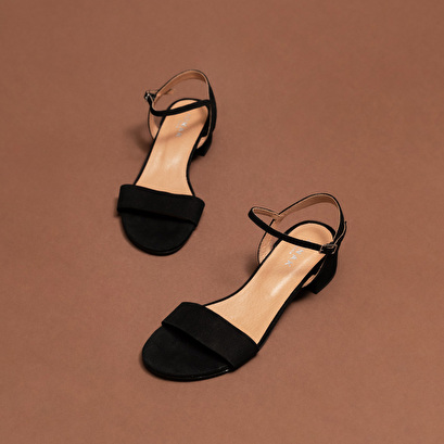 Sandals with square heel in black suede | via