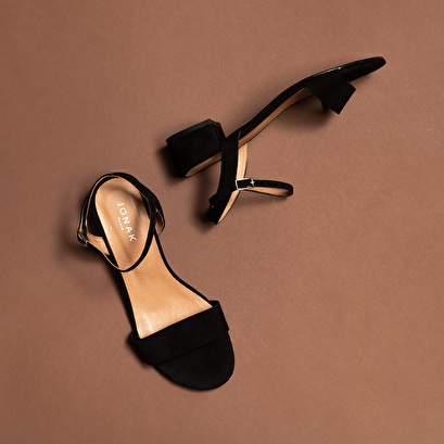 Sandals with square heel in black suede | via