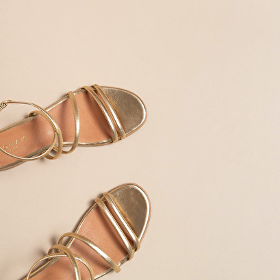 Flat strappy sandals and straps platinum
