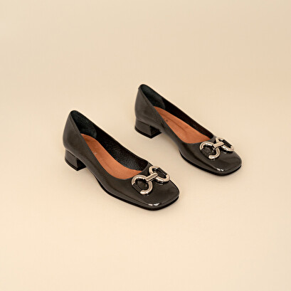 Ballerinas with heel and silver buckles in pleated anthracite patent leather | doston