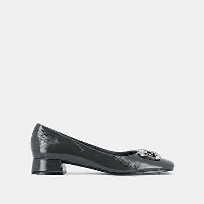 Ballerinas with heel and silver buckles in pleated anthracite patent leather | doston