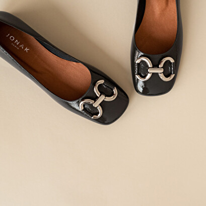 Ballerinas with heel and silver buckles in pleated anthracite patent leather | doston