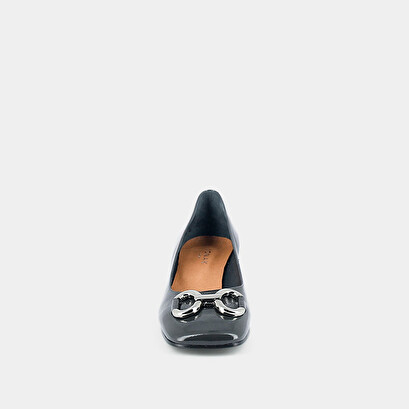 Ballerinas with heel and silver buckles in pleated anthracite patent leather | doston