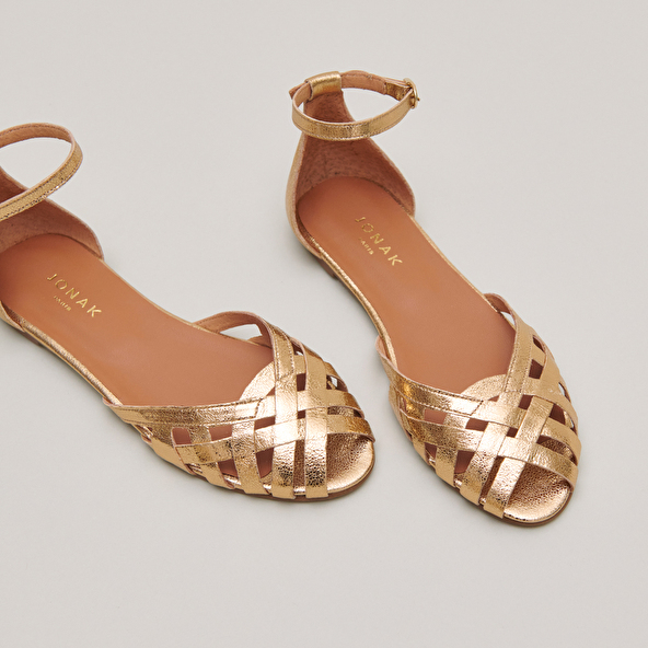 Sandals with flat heel in gold leather | DOO