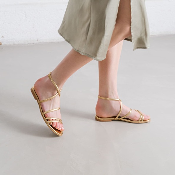 Flat strappy sandals and straps in platinum metallic leather | APOLLINE