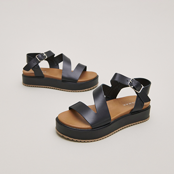 Platform sandals with straps in black leather | ISAURE