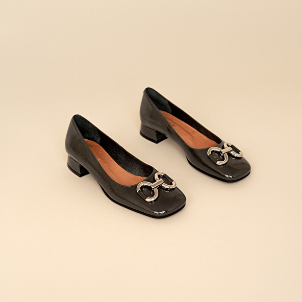 Ballerinas with heel and silver buckles in pleated anthracite patent leather | DOSTON
