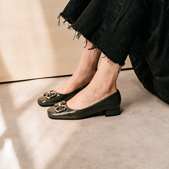 Ballerinas with heel and silver buckles in pleated anthracite patent leather | DOSTON