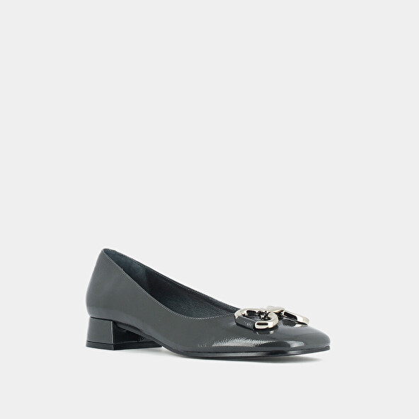 Ballerinas with heel and silver buckles in pleated anthracite patent leather | DOSTON