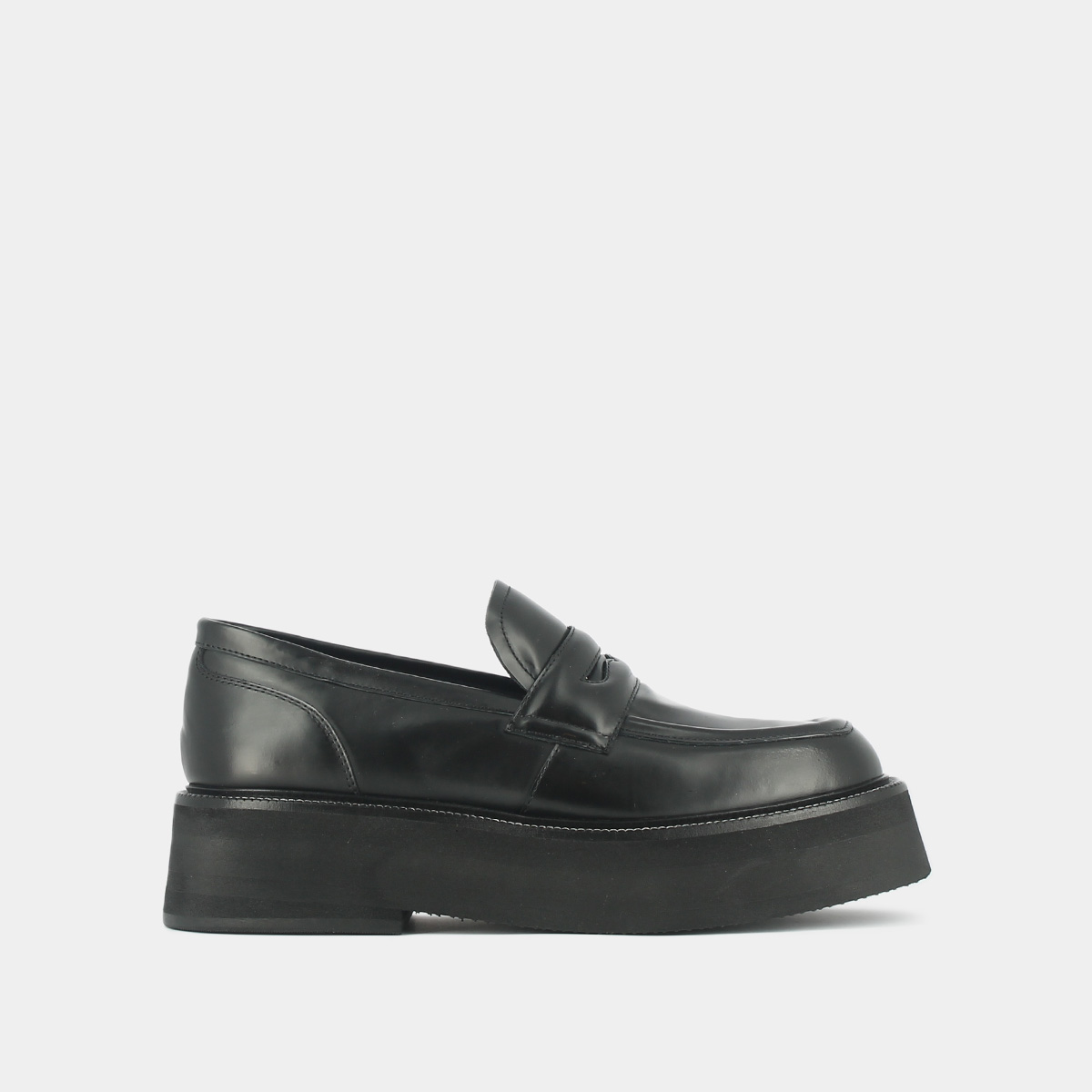 Platform loafers in black glazed leather | DAFFY