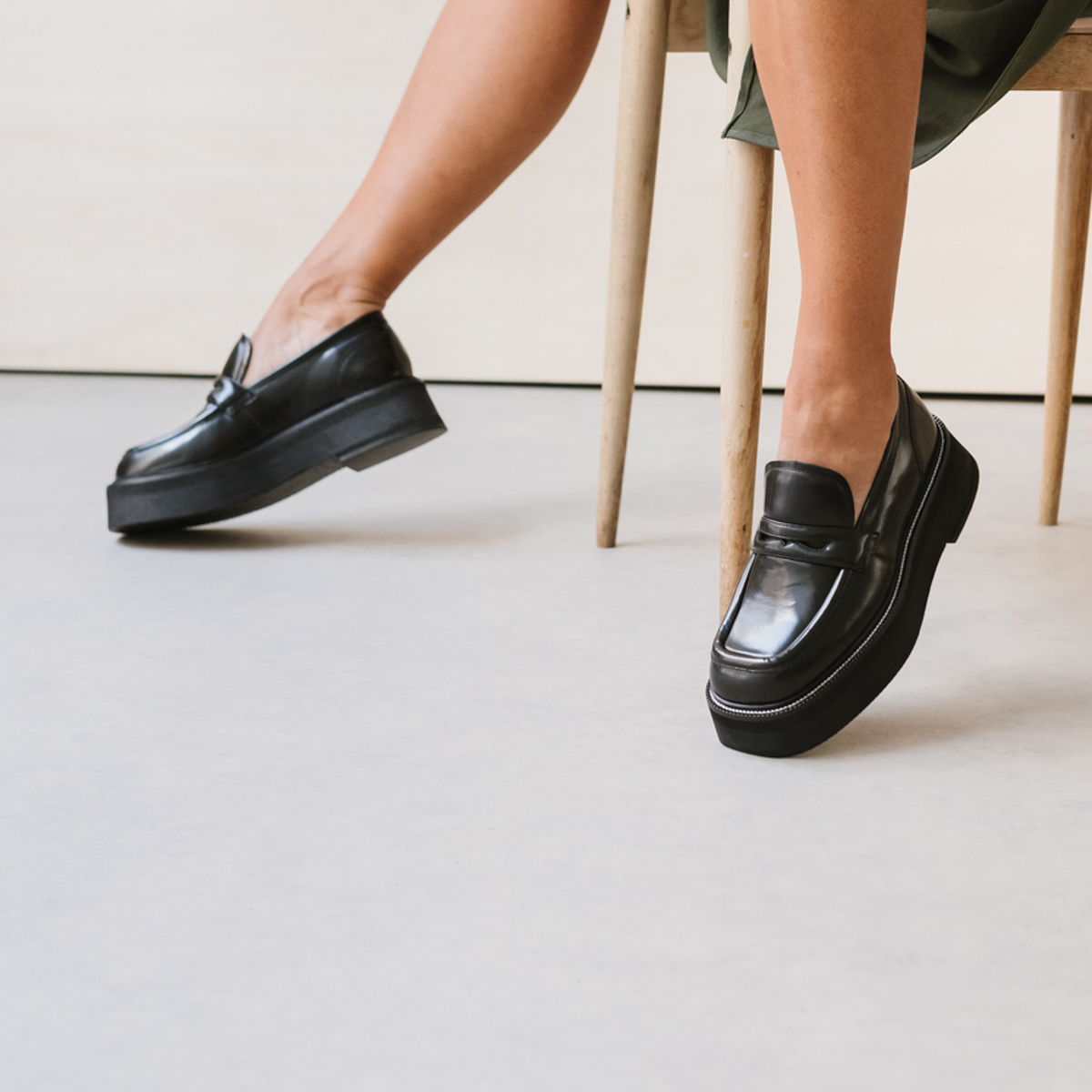 Platform loafers in black glazed leather | DAFFY